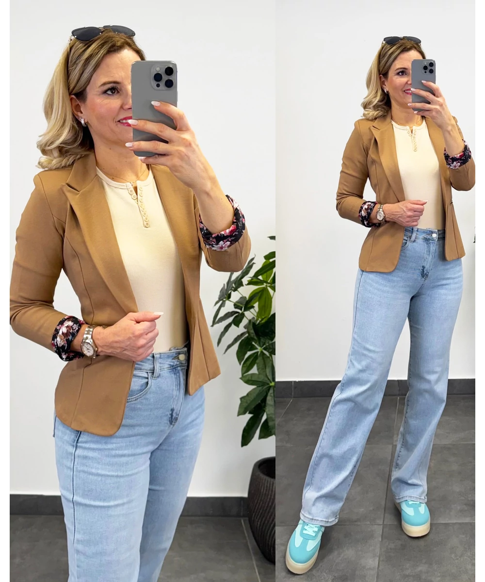 Camel Bloom blézer – rejtett virágos ujjal